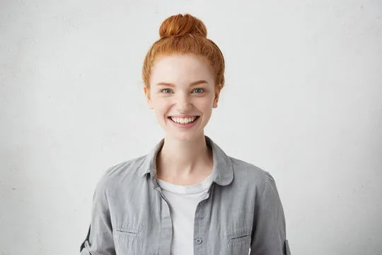 用户在手机上使用咪咕体育APP